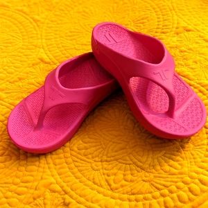 NEW Telic Thong Sandals Hot Pink
